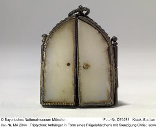Openwork gabled triptych, 1 register (ajouré) (Front, closed)