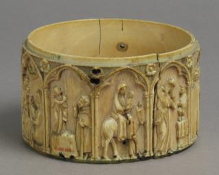 Cylindrical pyxis, with arches and rosettes (pyxide; frise d'arcatures; décor de roses; colonnettes) (Side)