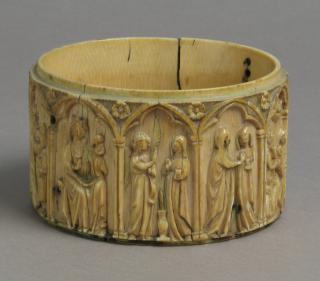 Cylindrical pyxis, with arches and rosettes (pyxide; frise d'arcatures; décor de roses; colonnettes) (Side)