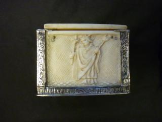 Casket (coffret) (End, right)