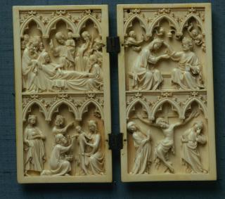 Diptych, 2 registers, 3 arches across (frise d'arcatures) (Front)