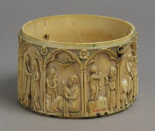 Cylindrical pyxis, with arches and rosettes (pyxide; frise d'arcatures; décor de roses; colonnettes) (Side)