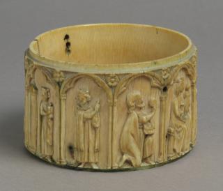 Cylindrical pyxis, with arches and rosettes (pyxide; frise d'arcatures; décor de roses; colonnettes) (Side)