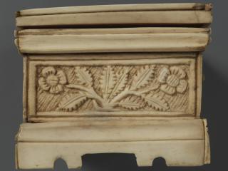 Casket (coffret) (End, left)