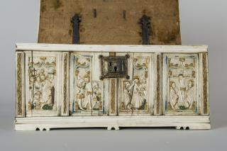Box, with ogee arches (boîte) (Front, open)