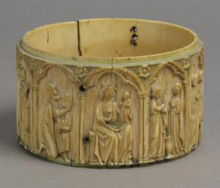 Cylindrical pyxis, with arches and rosettes (pyxide; frise d'arcatures; décor de roses; colonnettes) (Side)