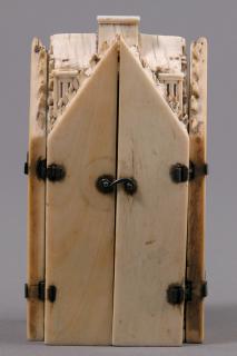 Gabled polyptych, 1 and 2 registers, with arches (tabernacle; colonnettes) (Front, closed)