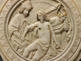 Lid of a pyx (Front, detail)
