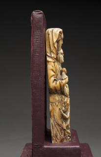 Relief (appliqué) (Side)