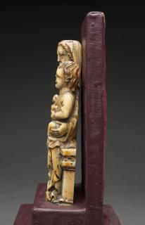 Relief (appliqué) (Side)