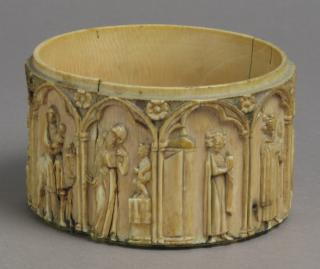 Cylindrical pyxis, with arches and rosettes (pyxide; frise d'arcatures; décor de roses; colonnettes) (Side)