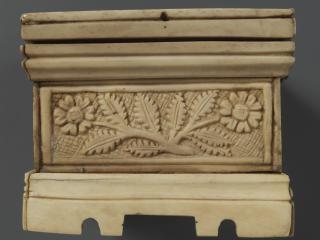 Casket (coffret) (End, right)