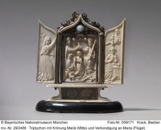 Ogee-shaped triptych, 1 register; reliquary (Front)