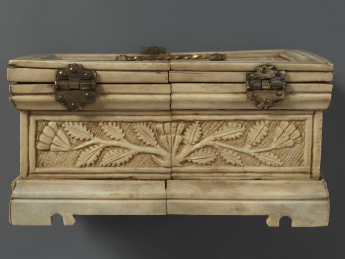 Casket (coffret) (Body, back)