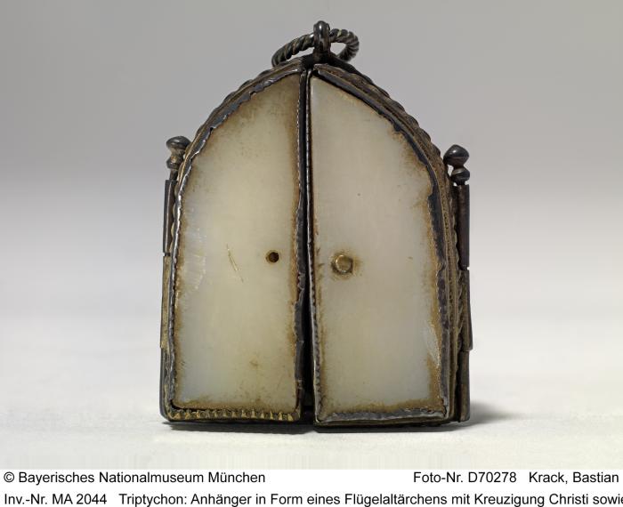 Openwork gabled triptych, 1 register (ajouré) (Front, closed)