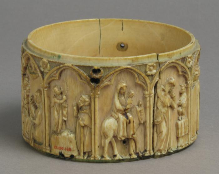 Cylindrical pyxis, with arches and rosettes (pyxide; frise d'arcatures; décor de roses; colonnettes) (Side)