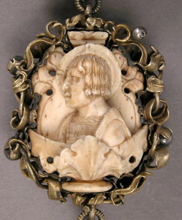 Rosary, 8 beads (chapelet) (Bead 1, side 1)