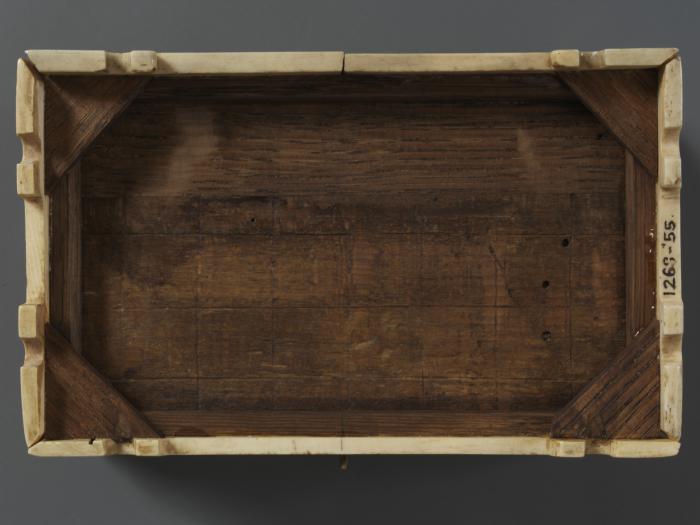 Casket (coffret) (Bottom)