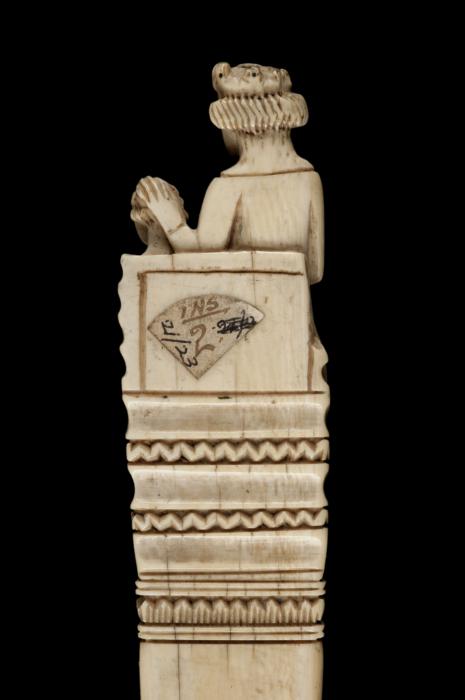 Hair parter (gravoir) (Back, detail)