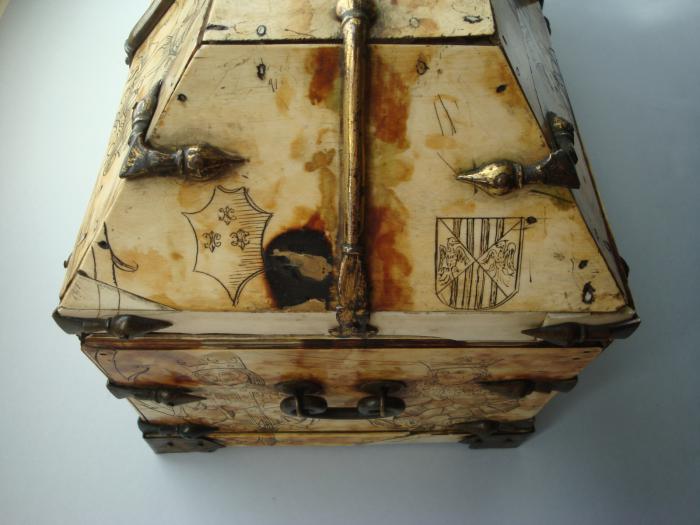 Casket with pitched lid (coffret); known as 'Arqueta de los Reyes' (Kings' Casket) (End, left)