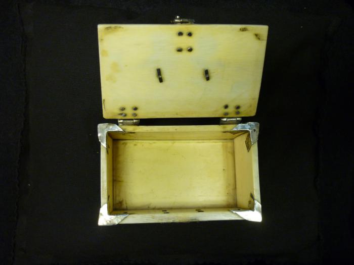 Casket (coffret) (Inside)