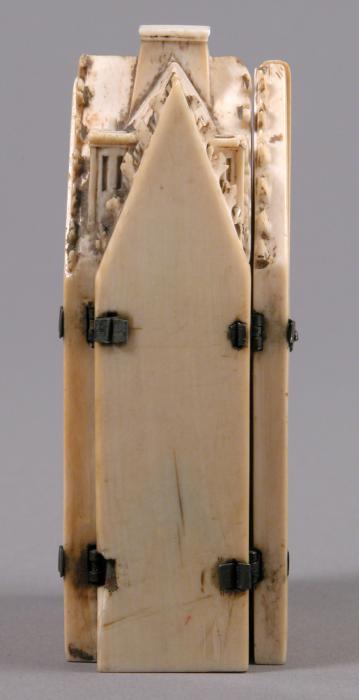 Gabled polyptych, 1 and 2 registers, with arches (tabernacle; colonnettes) (Left side, closed)