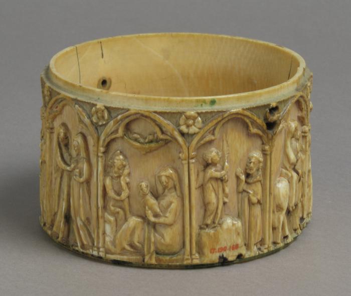 Cylindrical pyxis, with arches and rosettes (pyxide; frise d'arcatures; décor de roses; colonnettes) (Side)