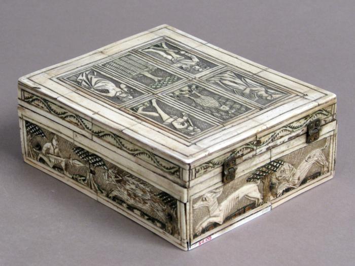 Games box (boîte à jeux) (Back; end, right)