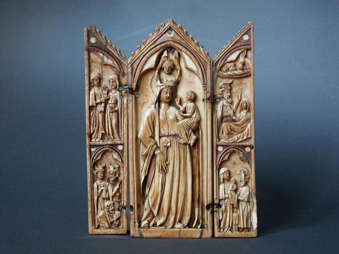 Gabled triptych, 2 registers, 1 arch across (Front, open)