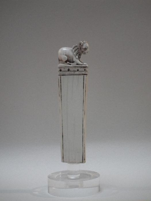 Hair parter (gravoir) or knife handle (manche de couteau) (Side)
