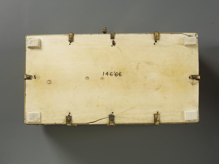 Casket (coffret) (Bottom)