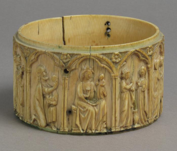 Cylindrical pyxis, with arches and rosettes (pyxide; frise d'arcatures; décor de roses; colonnettes) (Side)