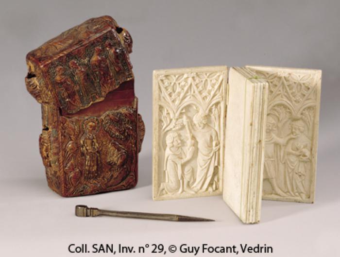Complete set of 6 writing tablets and 2 covers, with case and stylus (frise d'arcatures; plaquettes; tablettes à écrire)