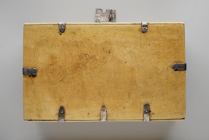 Casket (coffret) (Bottom)