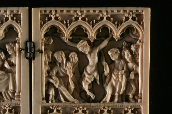 Diptych, 3 registers, 4 arches across (frise d'arcatures; plaquettes; colonnettes) (Front, detail)