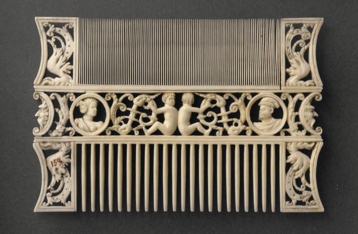 Openwork comb (peigne double ajouré) (Side 1)