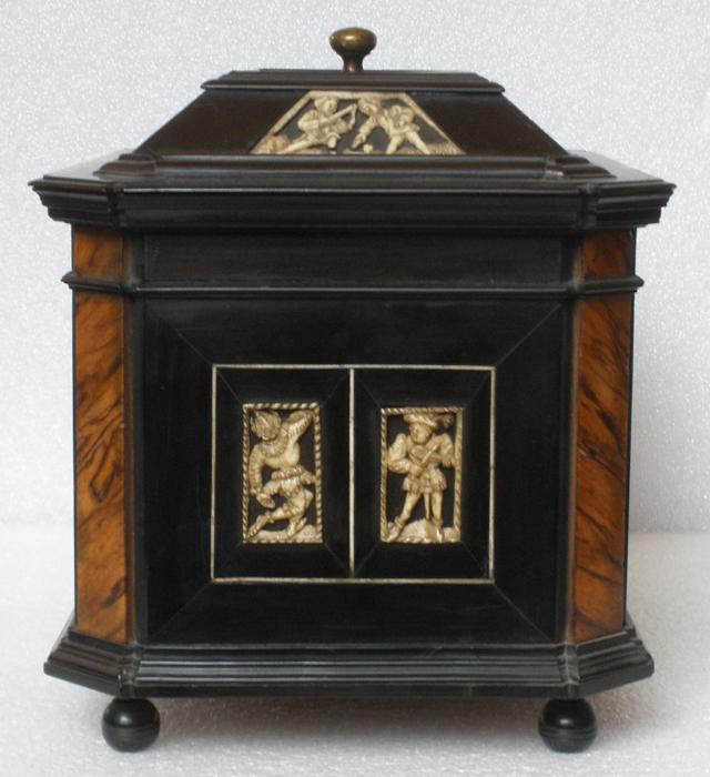 Openworks panels decorating a casket (coffret; plaque ajourée) (End)