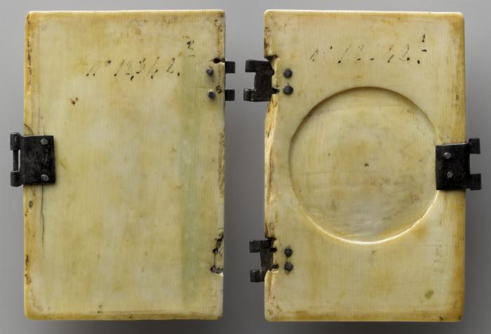 Writing tablets, 1 register, 2 arches across (tablettes à écrire; frise d'arcatures; colonnettes; plaquettes) (Back)