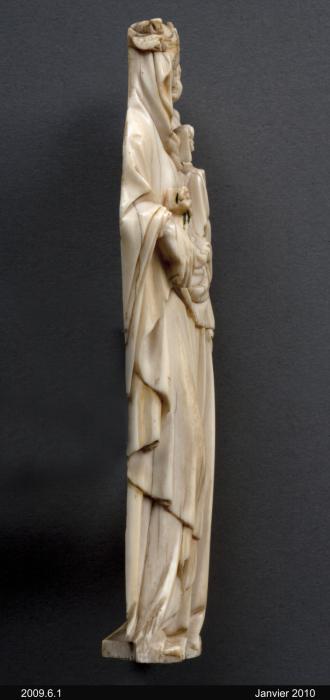 Relief (appliqué) (Side, right)