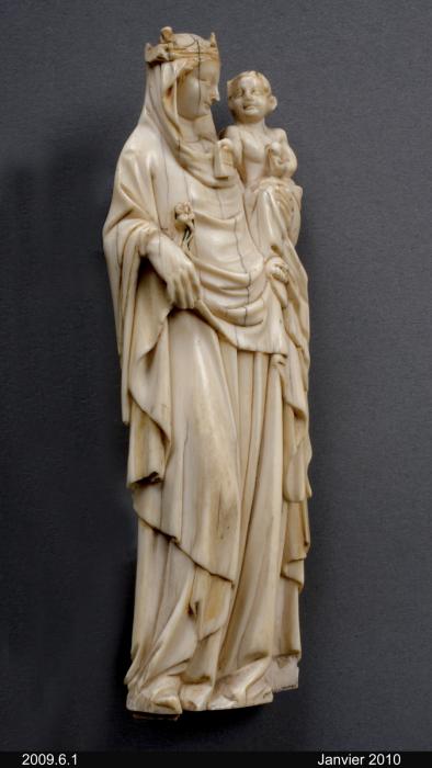Relief (appliqué) (Side, right)