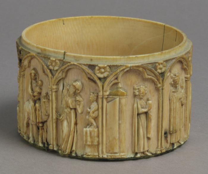 Cylindrical pyxis, with arches and rosettes (pyxide; frise d'arcatures; décor de roses; colonnettes) (Side)