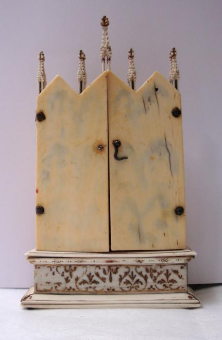 Gabled triptych, 3 registers, trefoil arches (frise d'arcatures; colonnettes) (Front, closed)