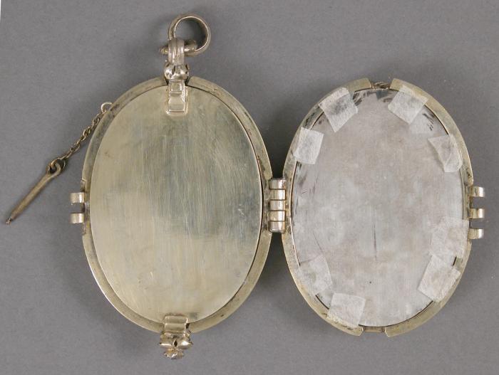 Two oval openwork medallions (médaillons ajourés) (Interior)