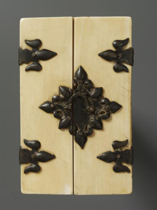 Triptych, 1 register (Front, closed)