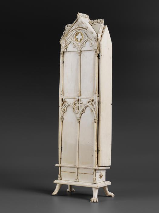 Gabled polyptych, 2 registers, with arches (tabernacle; colonnettes; frise d'arcatures) (Back, closed)
