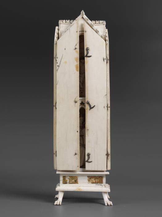 Gabled polyptych, 2 registers, with arches (tabernacle; colonnettes; frise d'arcatures) (Front, closed)