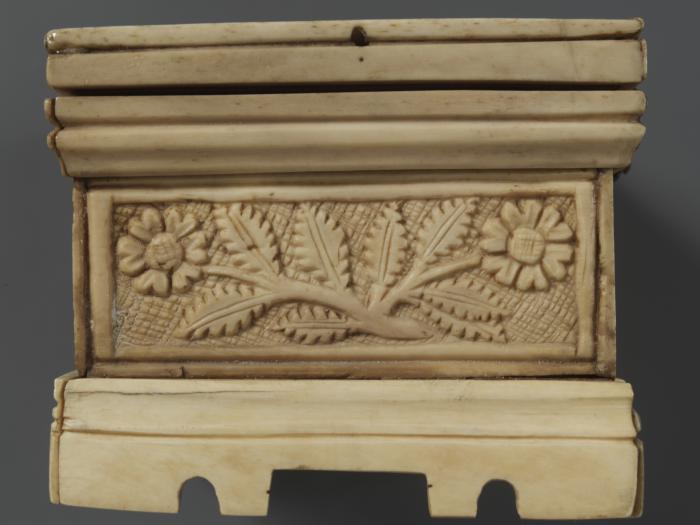 Casket (coffret) (End, right)