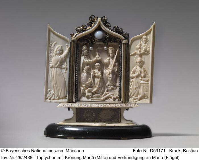 Ogee-shaped triptych, 1 register; reliquary (Front)