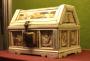 Box with pitched lid (boîte) (End, right)